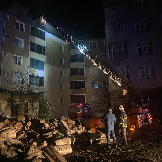 Sinop'ta bir apartmanın çatısında çıkan yangın hasara neden oldu