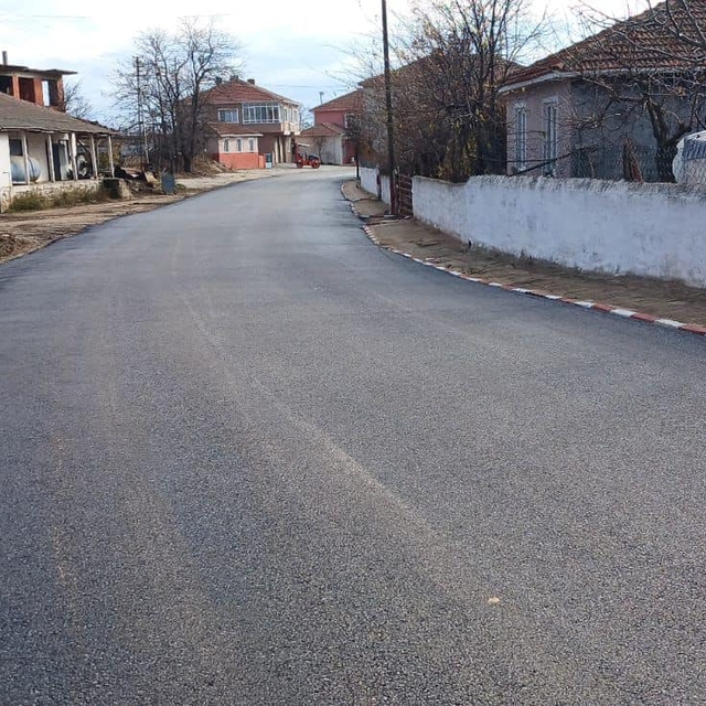 Edirne İl Özel İdaresinin köy yollarındaki sıcak asfalt çalışmaları sürüyor