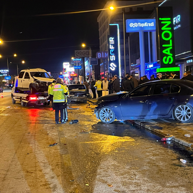 Denizli'de otomobil park halindeki araçlara çarptı, 3 kişi yaralandı