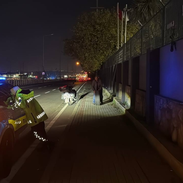 Kocaeli'de seyir halindeki kamyondan çıkan tekerleğin çarptığı kişi yaralan...