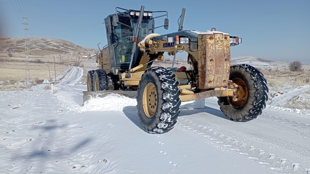 Elazığ'da kardan kapanan 5 köy yolu ulaşıma açıldı