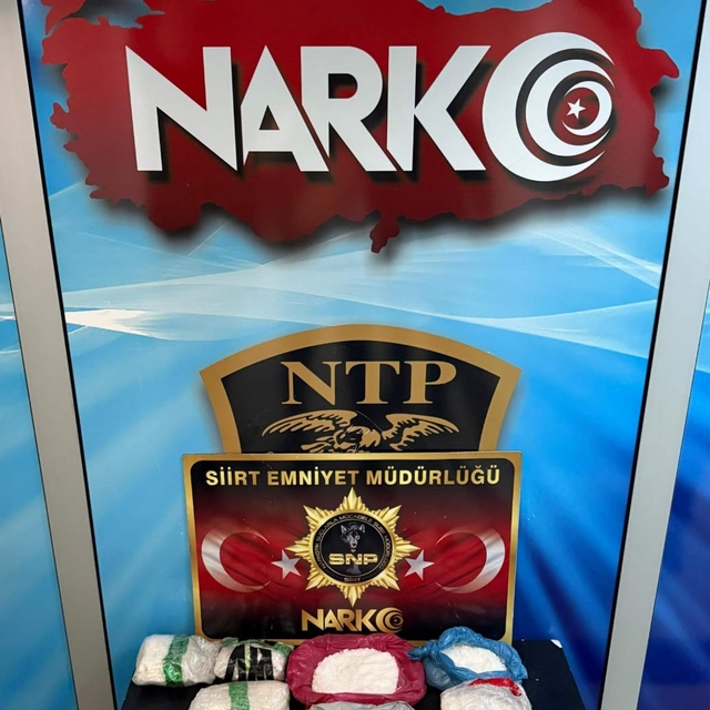 Siirt'te araç koltuğuna gizlenen 8 kilo 400 gram sentetik uyarıcı ele geçir...