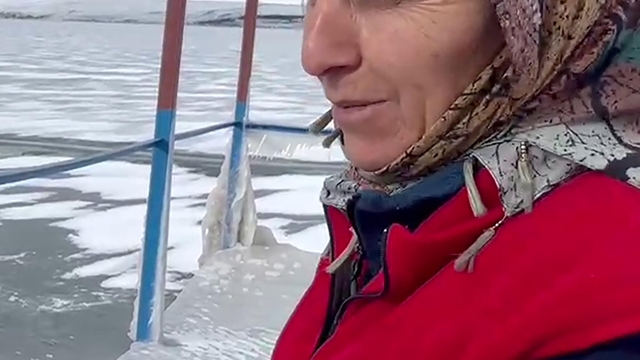 Yüzeyi buz tutan Çıldır Gölü'nde avlanamayan kuşları elleriyle besliyor