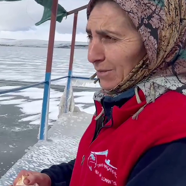 Yüzeyi buz tutan Çıldır Gölü'nde avlanamayan kuşları elleriyle besliyor