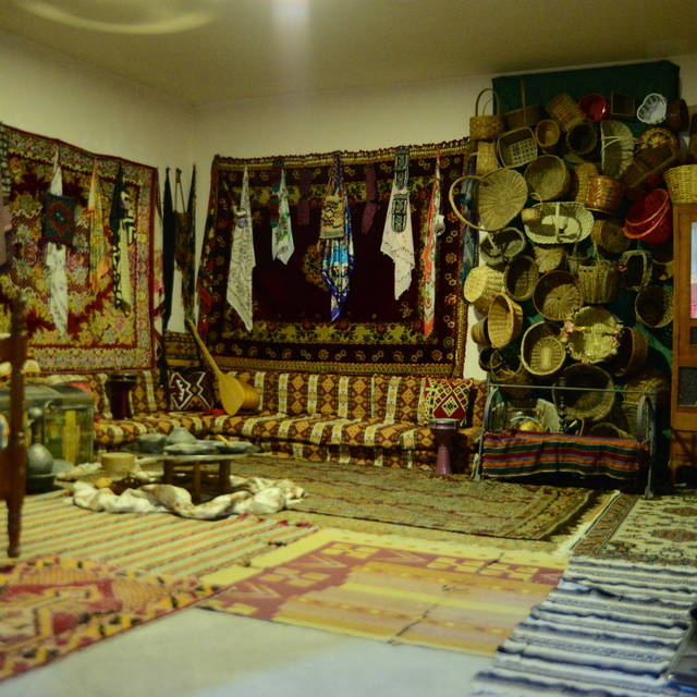 4 katlı evini, 59 yıldır biriktirdiği eşyalar ve antika otomobillerle 'yaşa...