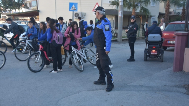 Bozyazı'da polis ekipleri okulların çevresindeki denetimlerini sürdürdü
