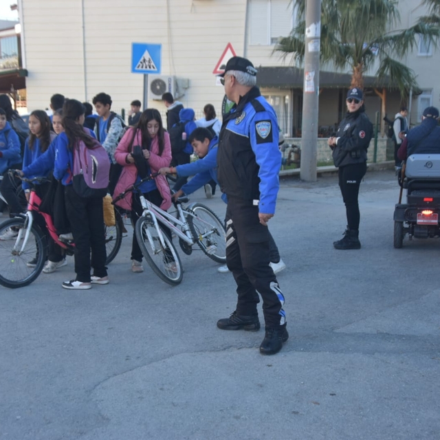 Bozyazı'da polis ekipleri okulların çevresindeki denetimlerini sürdürdü