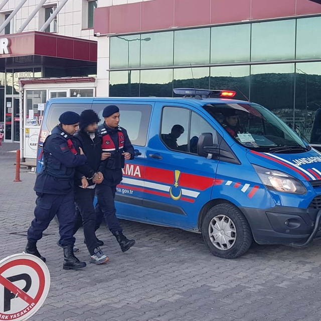 Kendini jandarma üsteğmen olarak tanıtan dolandırıcı yakalandı