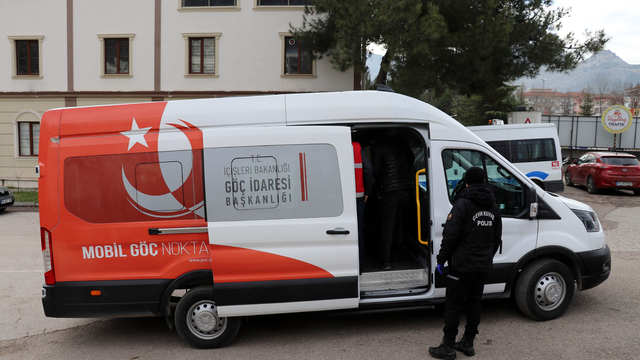 Amasya'da yol kontrolünde minibüste 20 düzensiz göçmen yakalandı