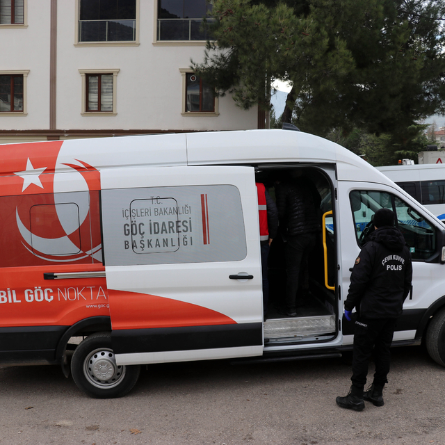 Amasya'da yol kontrolünde minibüste 20 düzensiz göçmen yakalandı