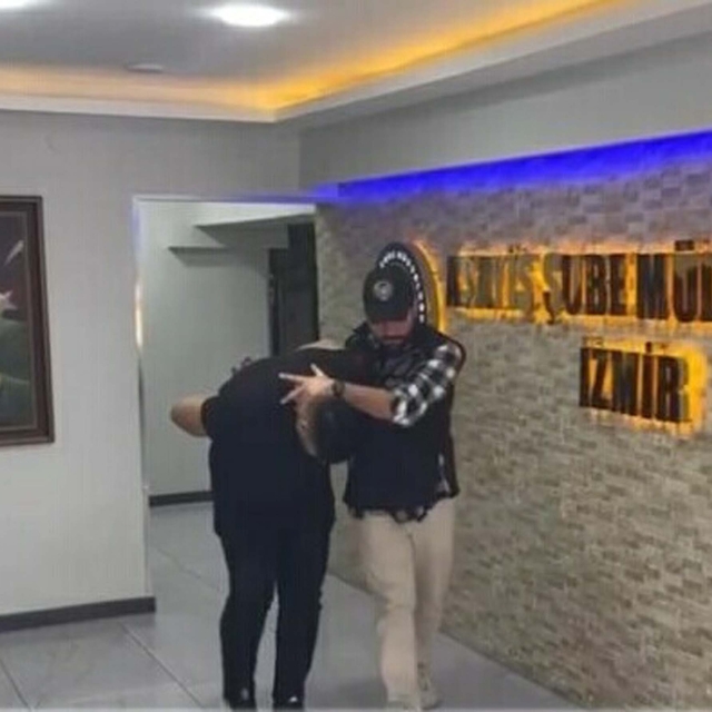 İzmir'de husumetlisinin otomobiline ateş açan şüpheli yakalandı