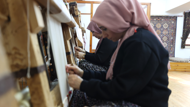 Çeyrek asırdır tezgahta ilmek atan eller halı kültürünü yaşatıyor