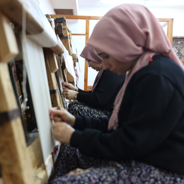 Çeyrek asırdır tezgahta ilmek atan eller halı kültürünü yaşatıyor