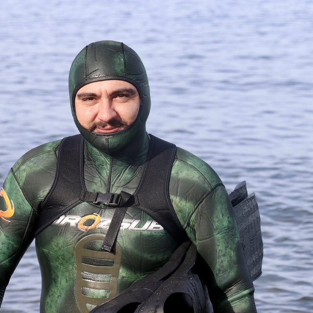 Acil tıp teknisyeni iş hayatının stresini Karadeniz'de zıpkınla balık avlay...