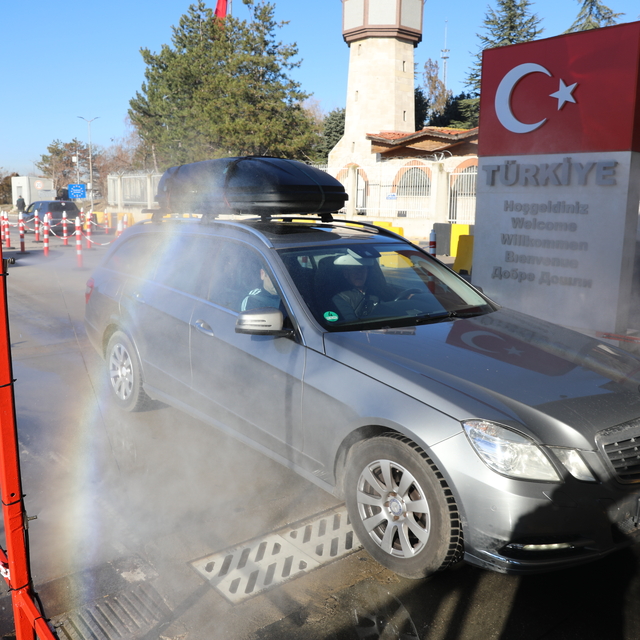 Bulgaristan'a açılan Türk sınır kapılarında araç dezenfektasyon sistemi yen...