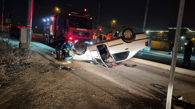 Eskişehir'de tramvay hattı direğine çarpıp devrilen otomobilin sürücüsü yaralandı