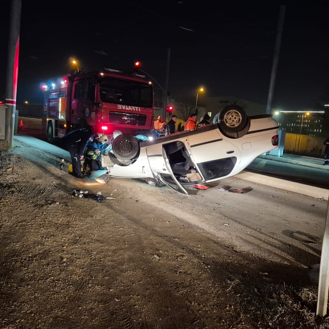 Eskişehir'de tramvay hattı direğine çarpıp devrilen otomobilin sürücüsü yar...