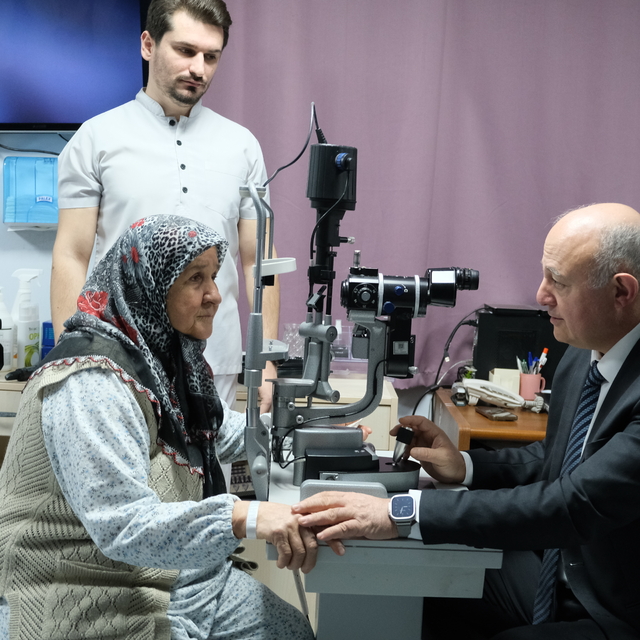 Sakarya'da sol gözünde görme kaybı olan 74 yaşındaki hastaya kornea nakli y...