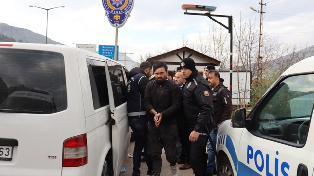 Polisi görünce kaçmaya çalışan sürücünün minibüsünden 20 kaçak göçmen çıktı