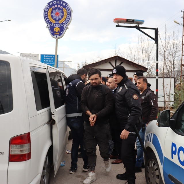 Polisi görünce kaçmaya çalışan sürücünün minibüsünden 20 kaçak göçmen çıktı