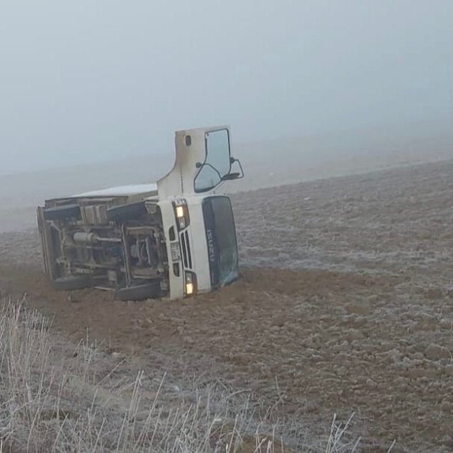 Kulu'da devrilen kamyonetin sürücüsü yaralandı