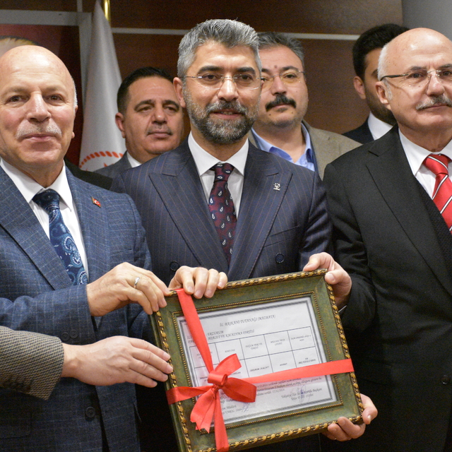 AK Parti Erzurum İl Başkanı İbrahim Küçükoğlu, mazbatasını aldı