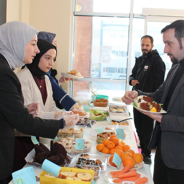 Nuh Naci Yazgan Üniversitesi'nde ilkokul yararına kermes düzenlendi