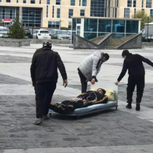 Önceki duruşmaya tekerlekli yatak ile gelen bedensel engelli ile eşi boşand...