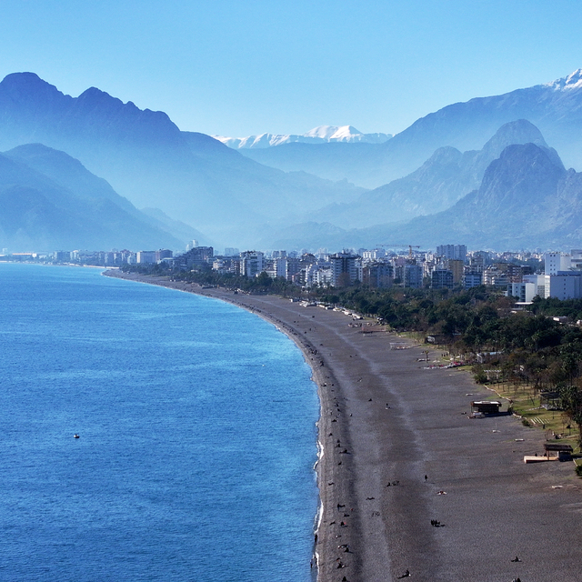 Dağlarında kar, sahillerinde bahar hakim olan Antalya'da deniz keyfi