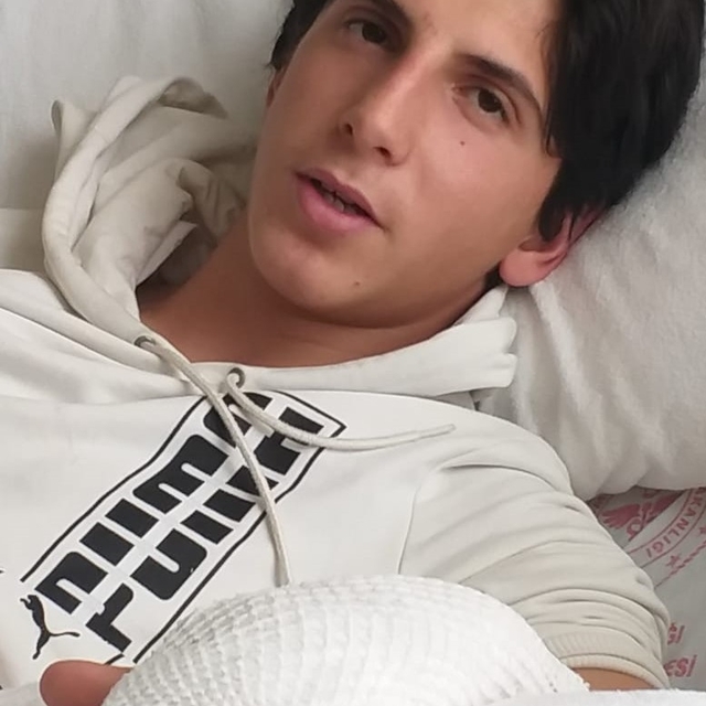 Tedavide uyguladığı buz, parmağında yanığa neden oldu