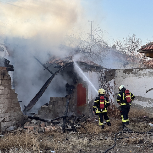 Kayseri'de yangın çıkan ev kullanılamaz hale geldi