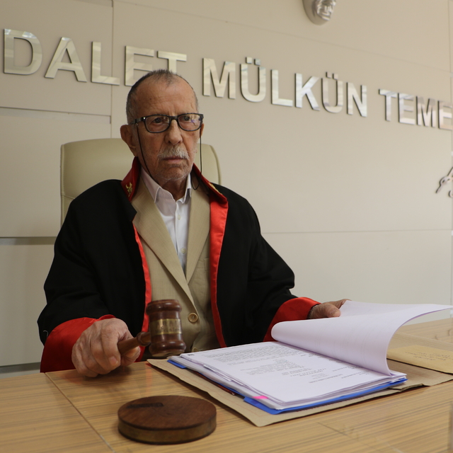 Hakimlik hayali, 87 yaşında bir günlüğüne gerçek oldu, cüppe giyip, dava yö...
