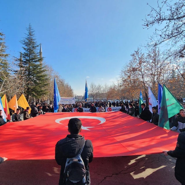 Kayseri'de Ülkü Ocakları üyeleri Sarıkamış şehitleri için yürüdü