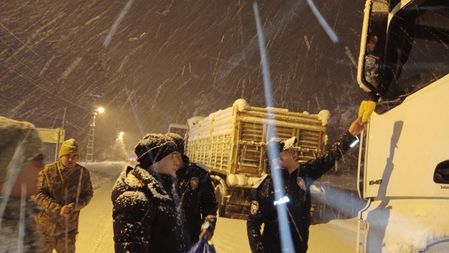 Ardahan'da kapalı yolun açılmasını bekleyen sürücülere çorba ikram edildi