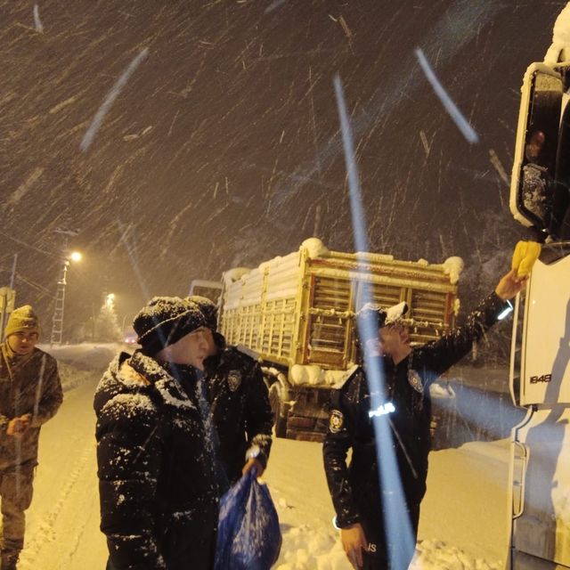 Ardahan'da kapalı yolun açılmasını bekleyen sürücülere çorba ikram edildi
