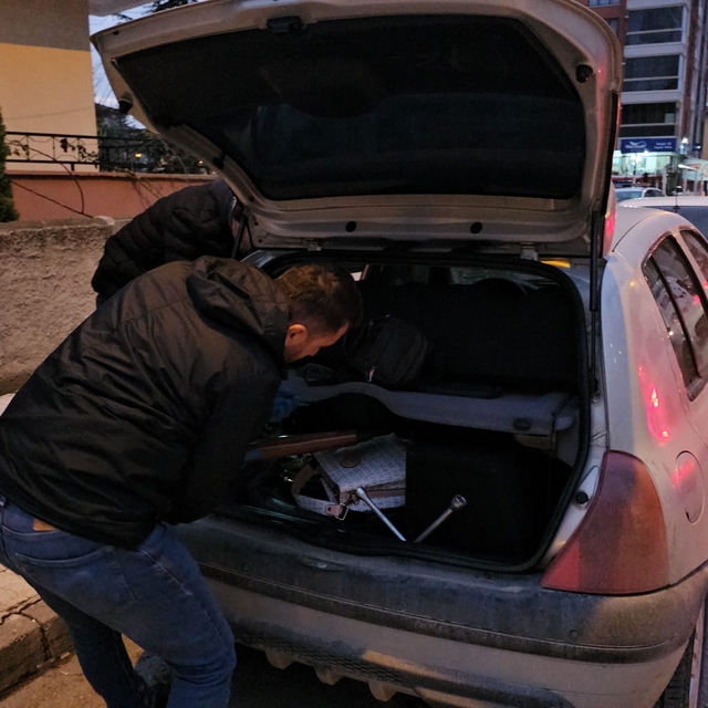 Çorum'da bir kişi evini kurşunladığını iddia ettiği kişinin aracına zarar v...