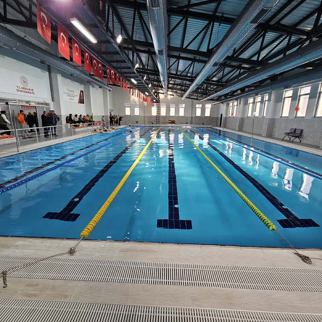 Van'da yarı olimpik yüzme havuzu hizmete açıldı