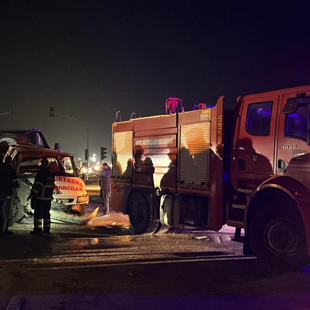 Hatay'da kamyonla çarpışan çekicideki 2 kişi yaralandı