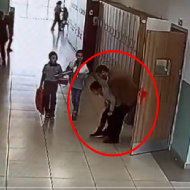 Nefes borusuna cisim kaçan öğrencisini 'Heimlich' manevrasıyla kurtardı; o...