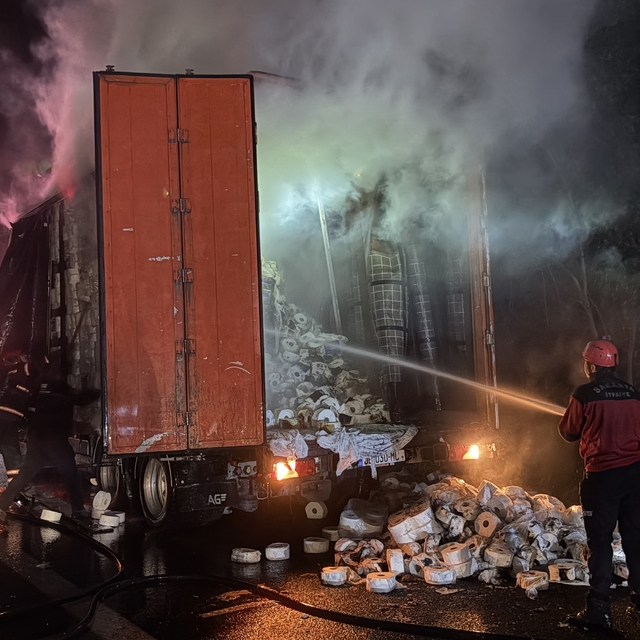 Anadolu Otoyolu'nda kağıt havlu yüklü dorsede çıkan yangın söndürüldü