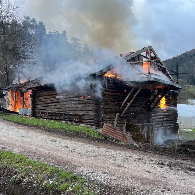 Kastamonu'da çıkan yangında ahşap ev kullanılamaz hale geldi