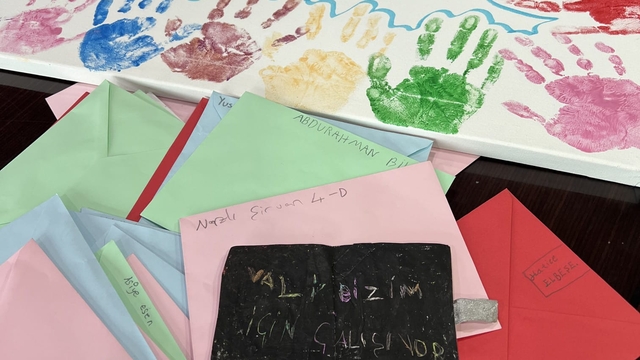 Siirt Valisi Kızılkaya, öğrencilerin kendisi için yazdığı mektupları sosyal medyadan yanıtladı