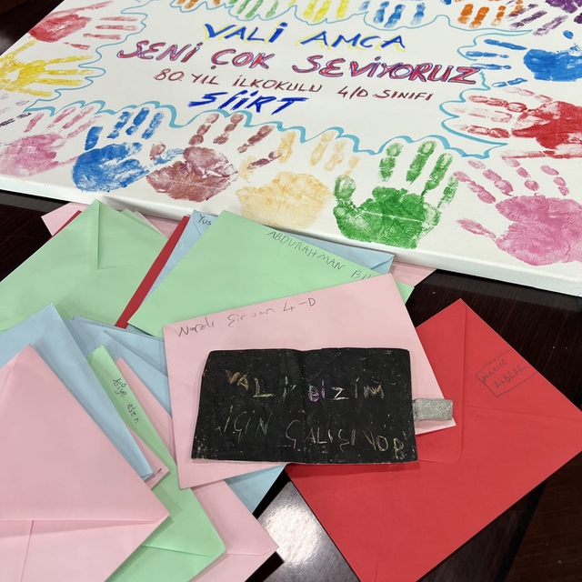 Siirt Valisi Kızılkaya, öğrencilerin kendisi için yazdığı mektupları sosyal...