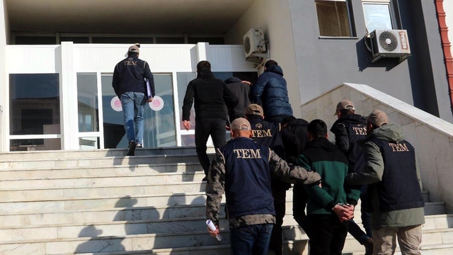 Iğdır'da AK Parti İl Başkanlığı'na molotoflu saldırıda 2 tutuklama; şüpheliler, o anları cep telefonuyla kaydetmiş