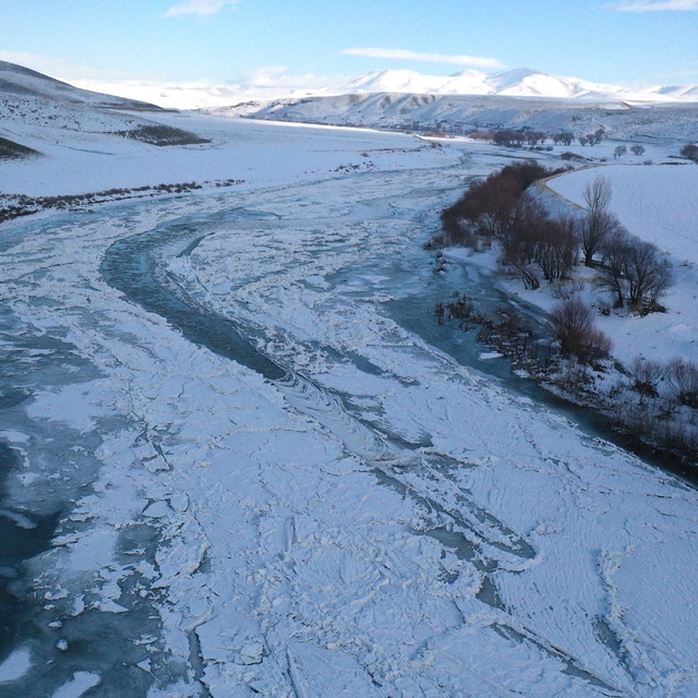 Ağrı'da buzla kaplanan Murat Nehri dronla görüntülendi