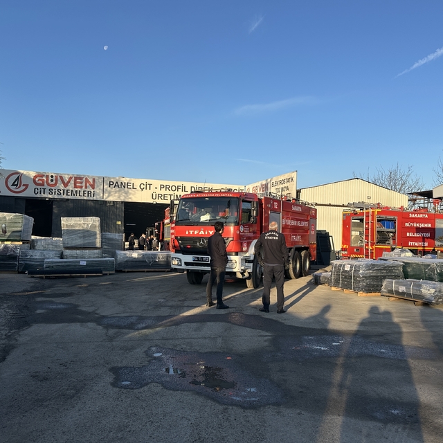Sakarya'da çit üretim tesisinde çıkan yangın söndürüldü