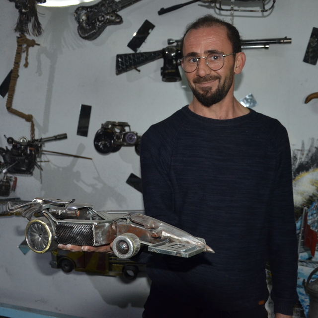 Demir doğramacı, hurda malzemelerden heykel ve maket yapıyor