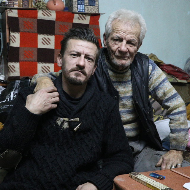 84 yaşındaki baba, görme engelli oğlunun bakımı için ev maketleri yapıyor