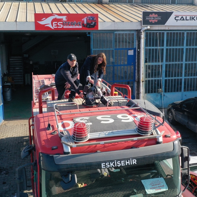 Oto sanayinin kadın patronu, çalışanlarıyla hizmet araçlarının bakım ve ona...