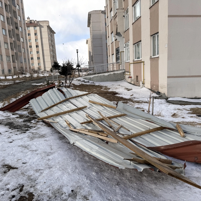 Ardahan'da fırtına çatıları uçurdu